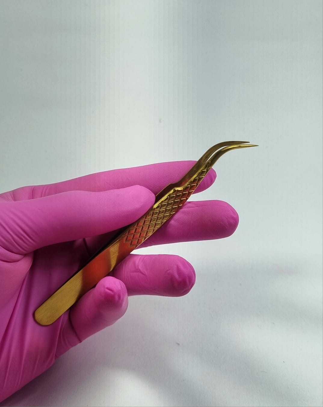 PINÇA EXTENSÃO DE CÍLIOS CURVADA PONTA FINA- DOURADA INVILA - Tudo para unhas em gel