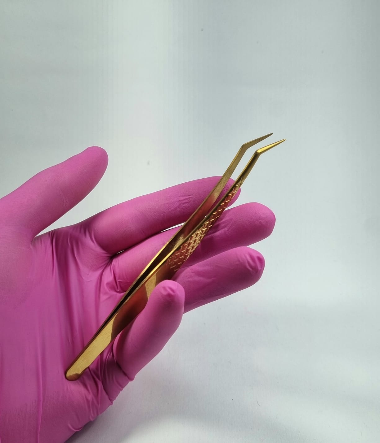 PINÇA EXTENSÃO DE CÍLIOS CURVADA PONTA FINA- DOURADA INVILA - Tudo para unhas em gel
